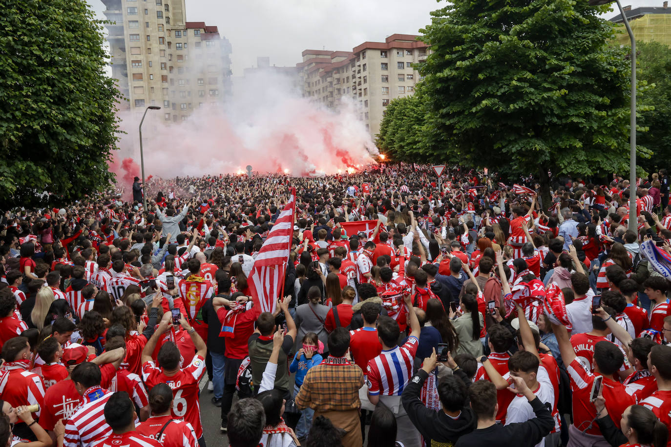 &#039;Nos va a salir bien&#039;: apoteósica bienvenida de la afición al bus del Sporting en El Molinón