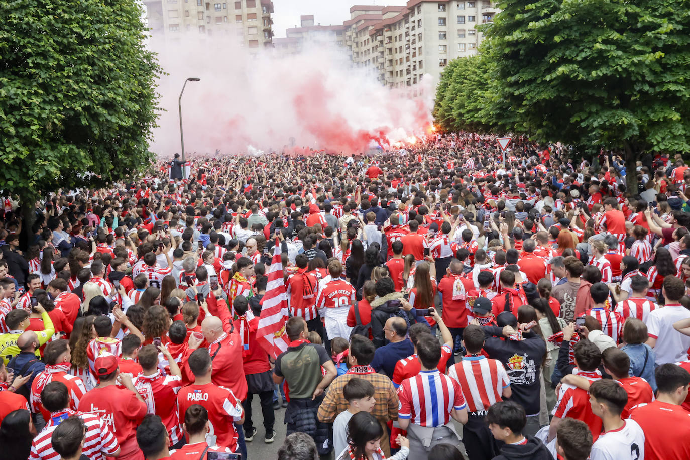 &#039;Nos va a salir bien&#039;: apoteósica bienvenida de la afición al bus del Sporting en El Molinón