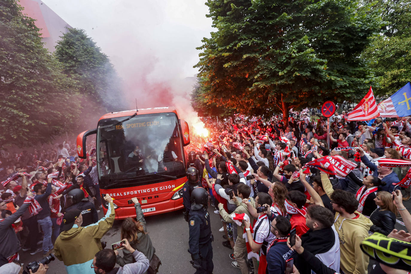 &#039;Nos va a salir bien&#039;: apoteósica bienvenida de la afición al bus del Sporting en El Molinón