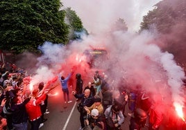 'Nos va a salir bien': apoteósica bienvenida de la afición al bus del Sporting en El Molinón