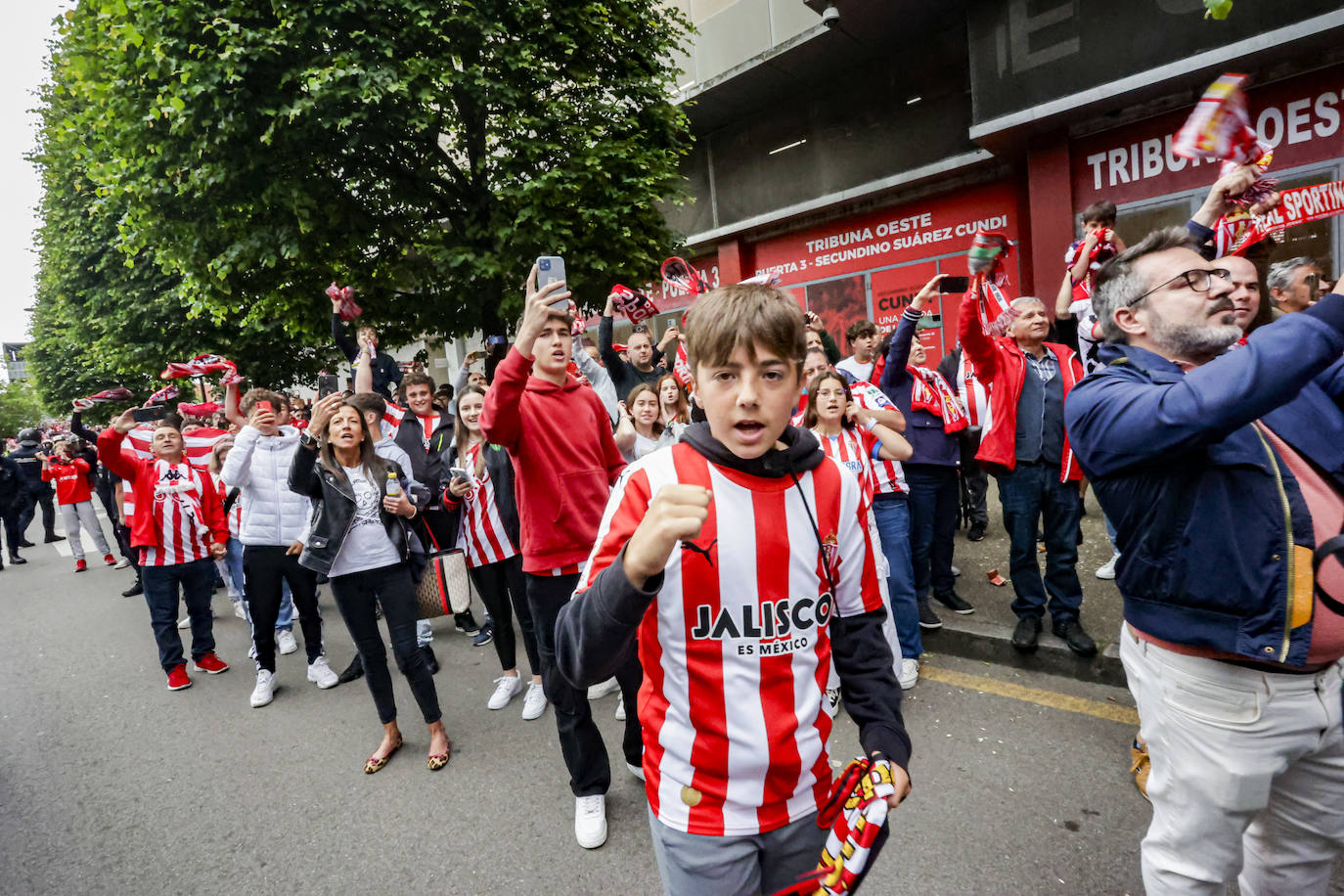 &#039;Nos va a salir bien&#039;: apoteósica bienvenida de la afición al bus del Sporting en El Molinón