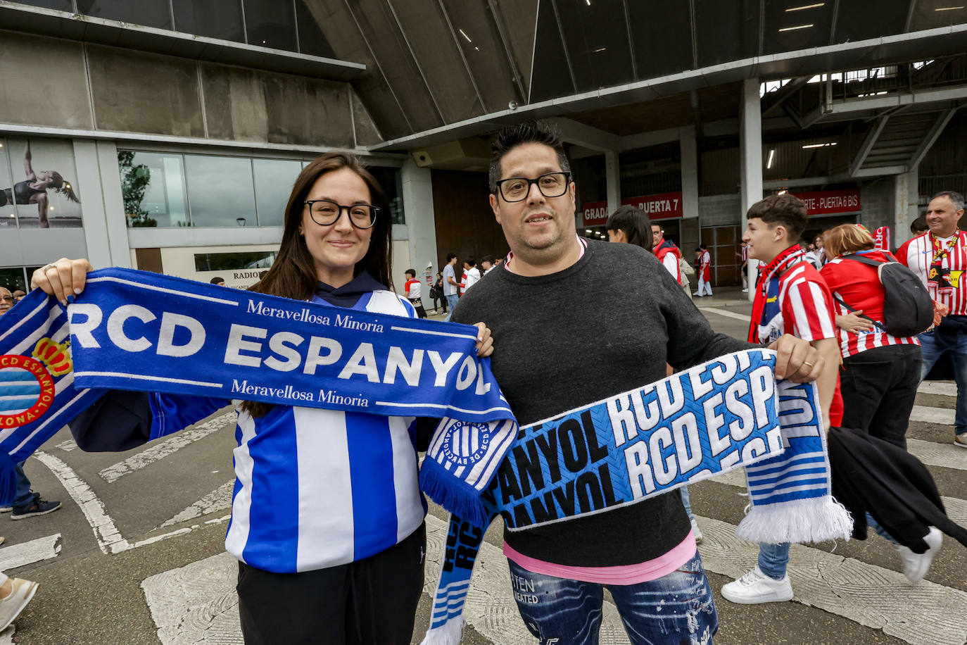 &#039;Nos va a salir bien&#039;: apoteósica bienvenida de la afición al bus del Sporting en El Molinón