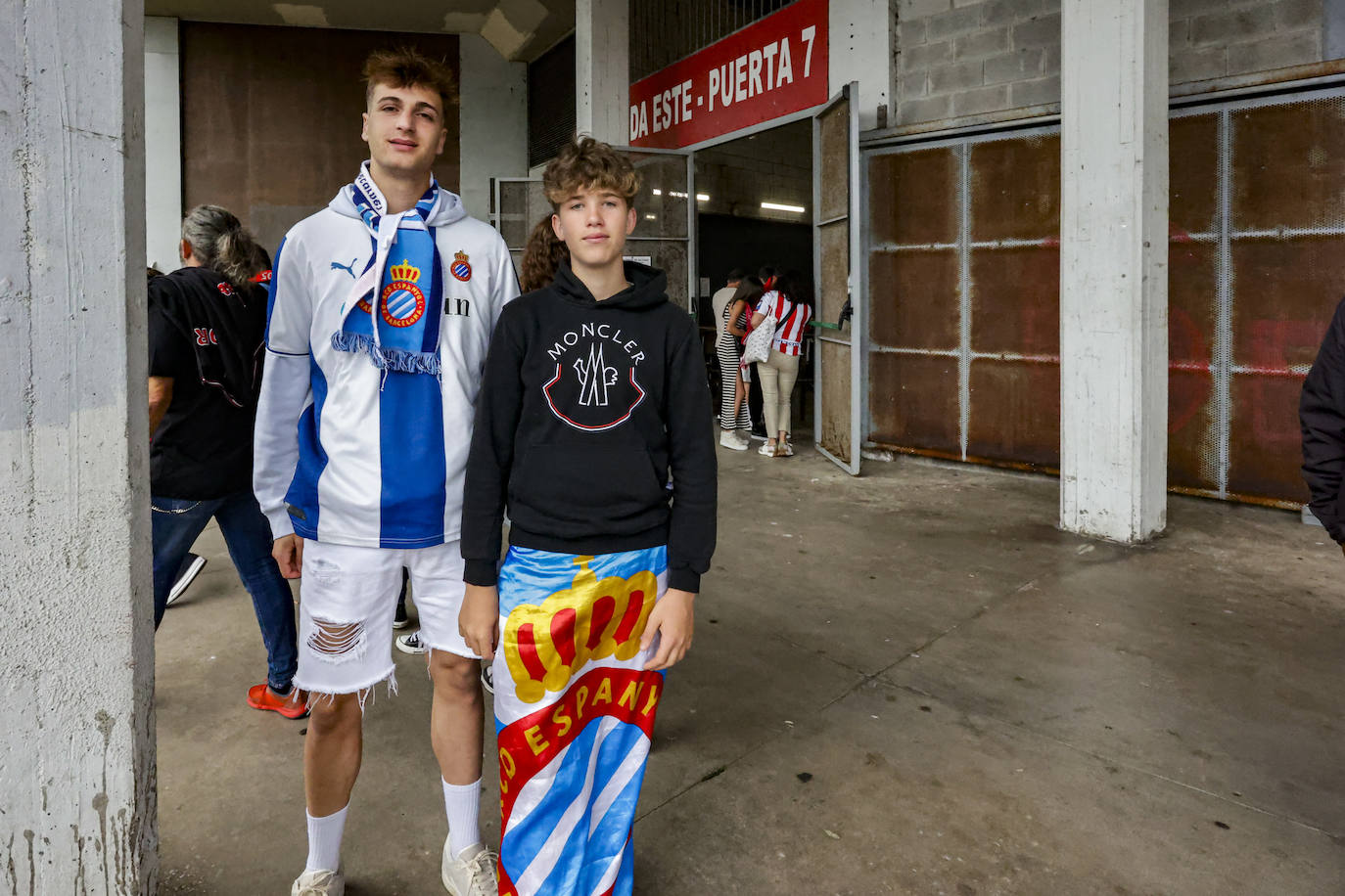 &#039;Nos va a salir bien&#039;: apoteósica bienvenida de la afición al bus del Sporting en El Molinón