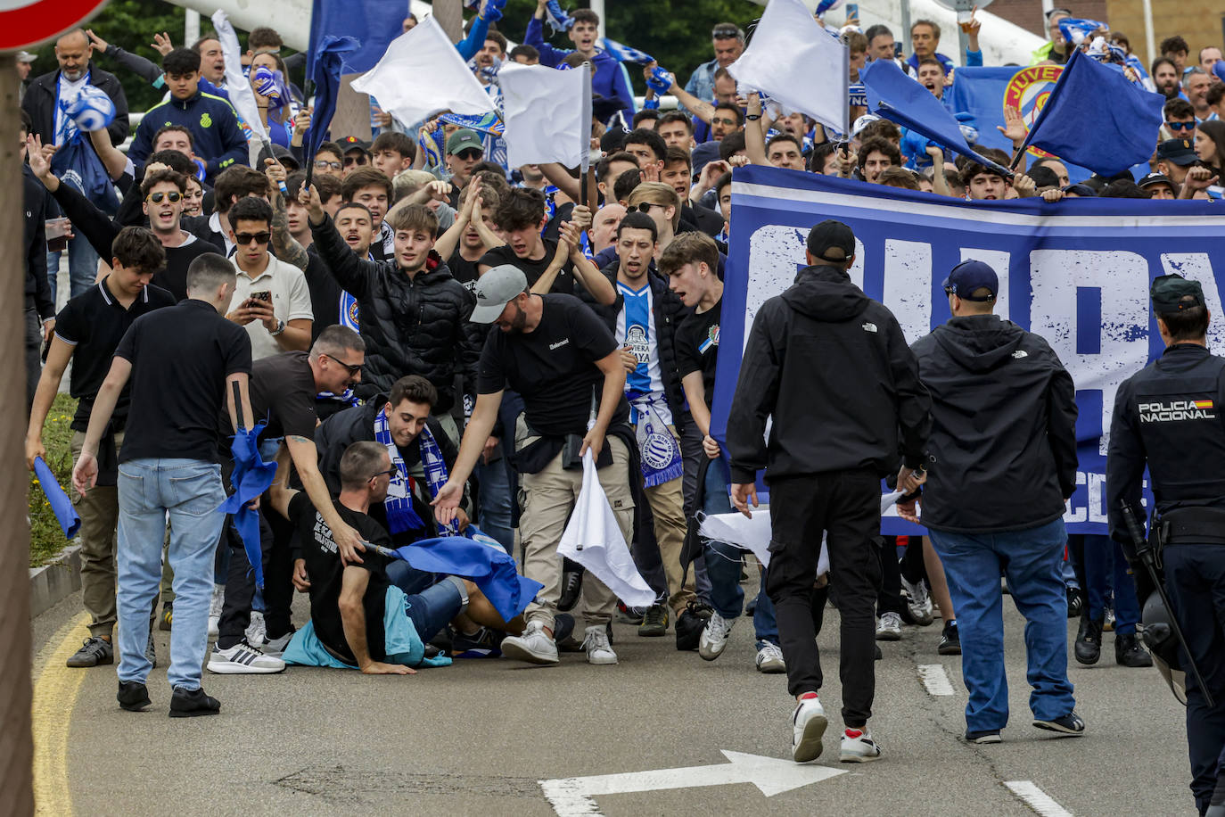 &#039;Nos va a salir bien&#039;: apoteósica bienvenida de la afición al bus del Sporting en El Molinón