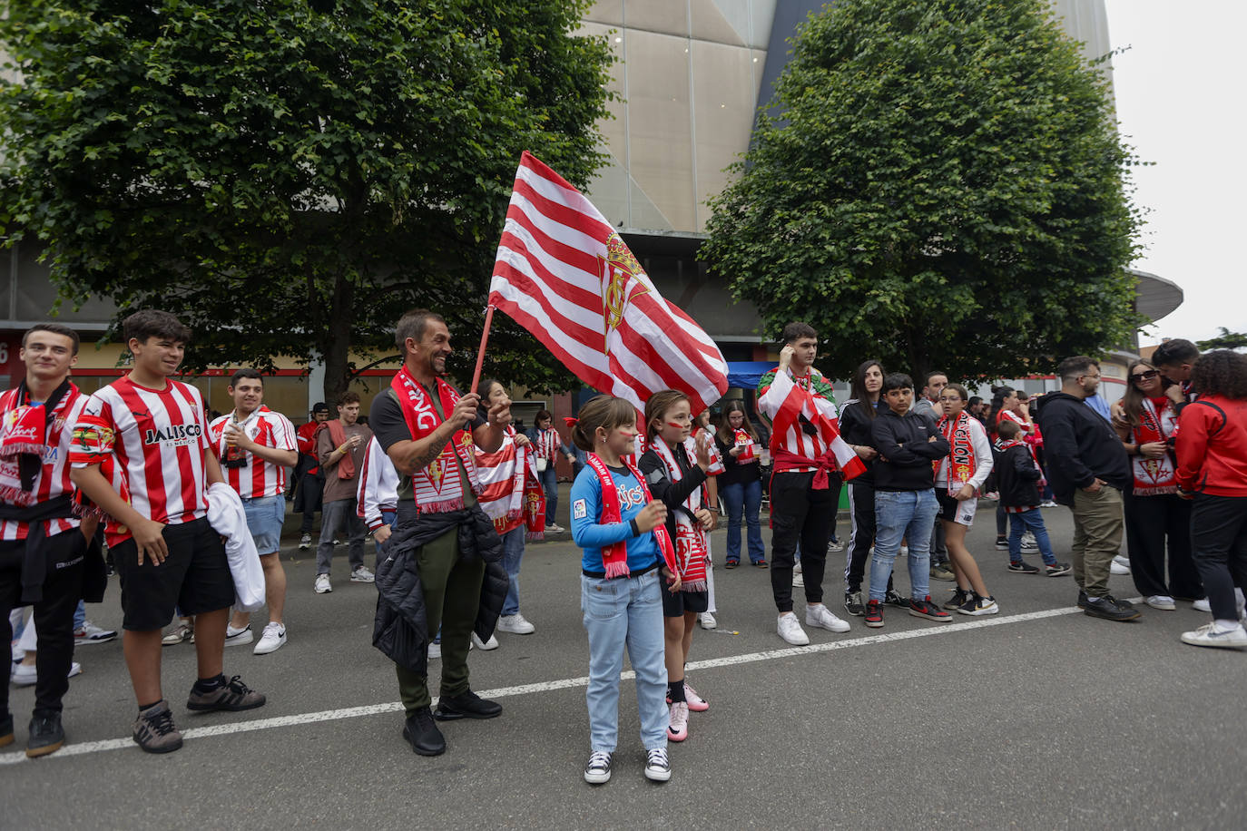 &#039;Nos va a salir bien&#039;: apoteósica bienvenida de la afición al bus del Sporting en El Molinón