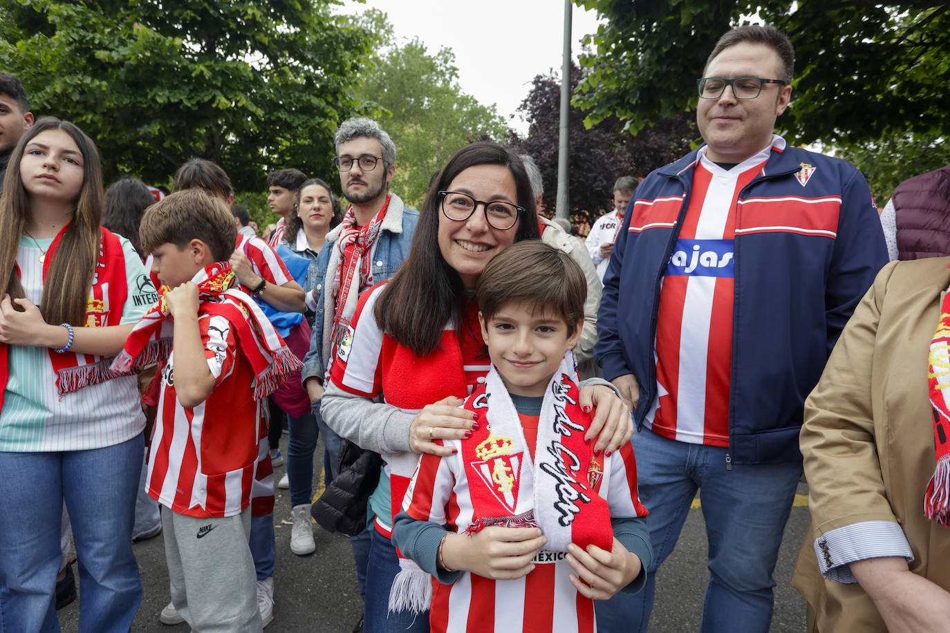 &#039;Nos va a salir bien&#039;: apoteósica bienvenida de la afición al bus del Sporting en El Molinón