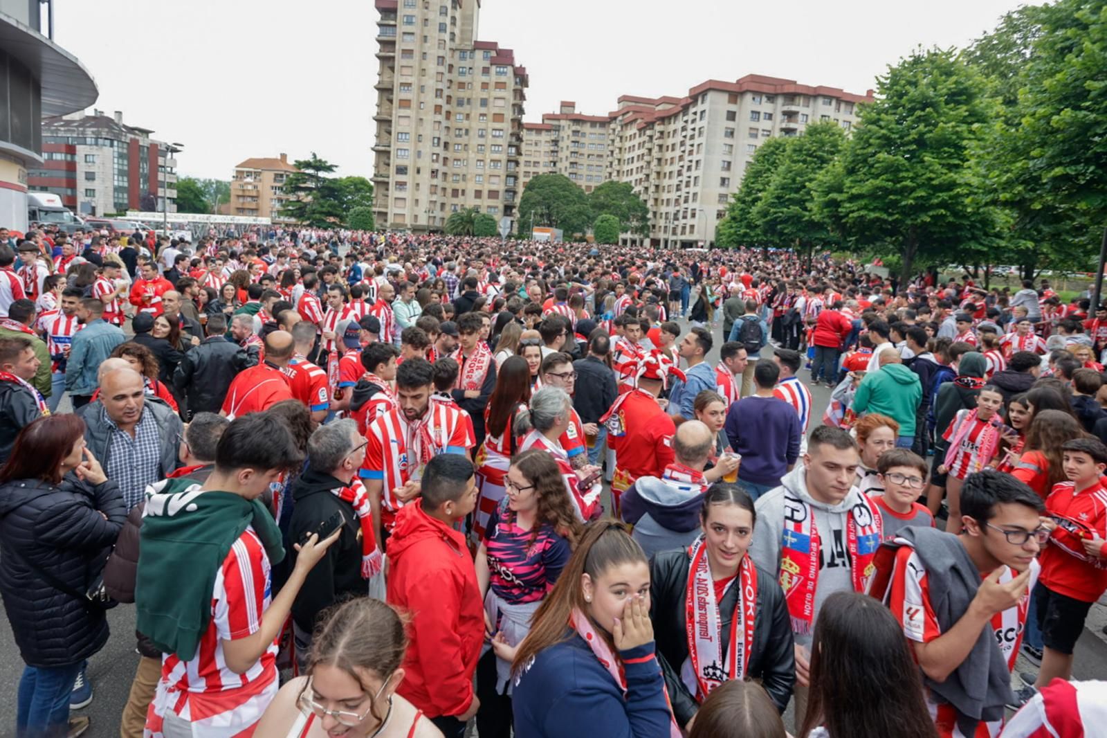 Gijón, una ciudad volcada con su equipo: «¡Vamos Sporting!»