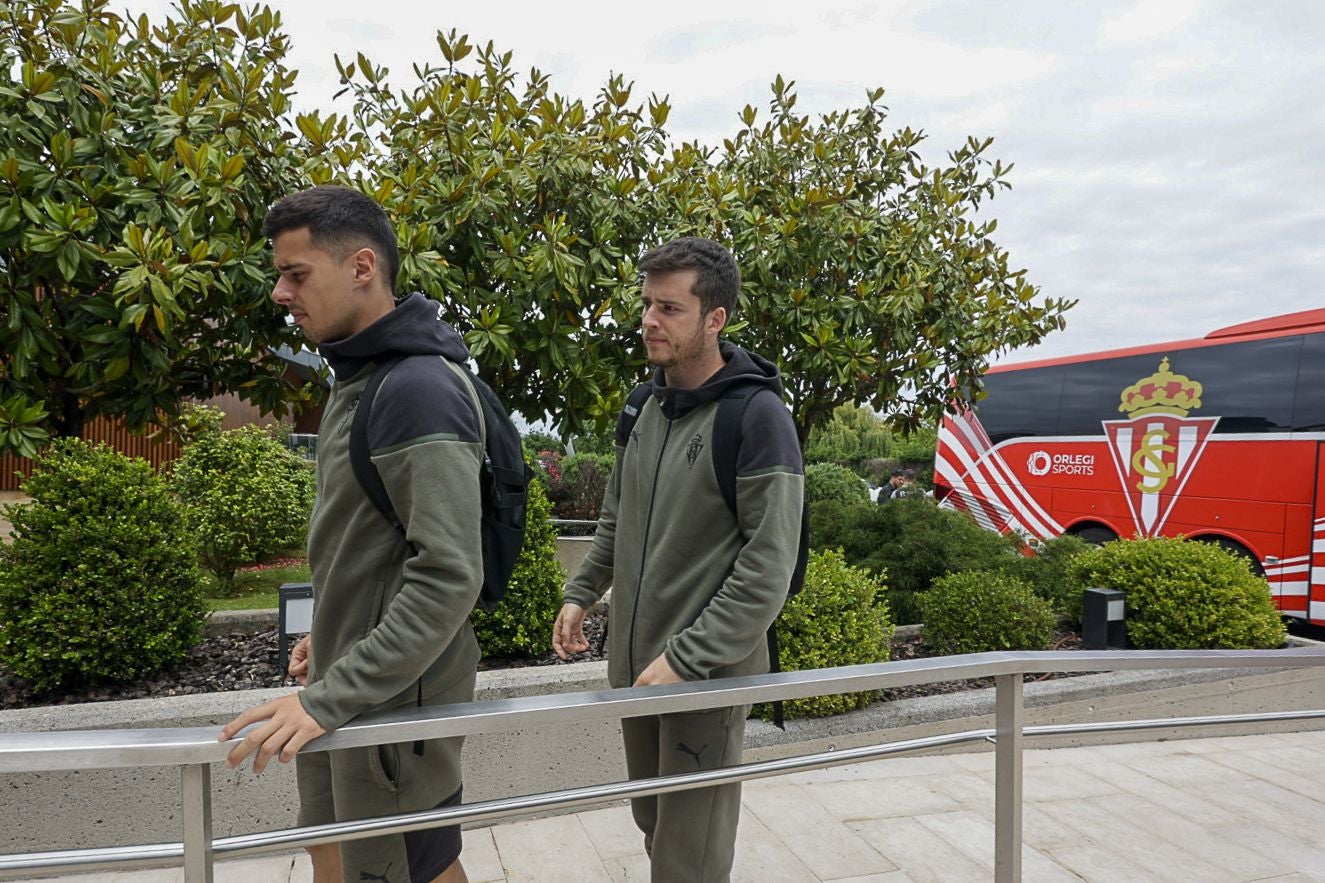 La afición rojiblanca, con su equipo: aliento al Sporting en El Molinón y hasta en el hotel de concentración