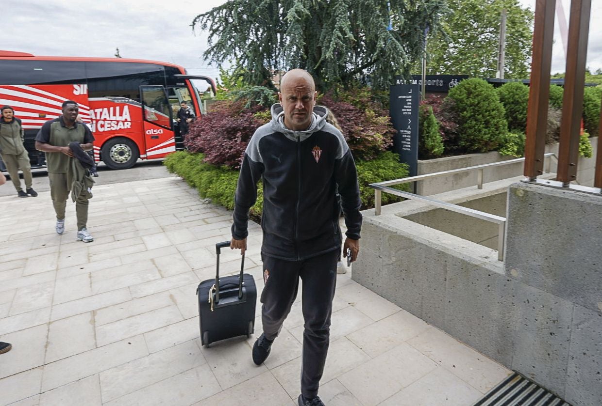 La afición rojiblanca, con su equipo: aliento al Sporting en El Molinón y hasta en el hotel de concentración