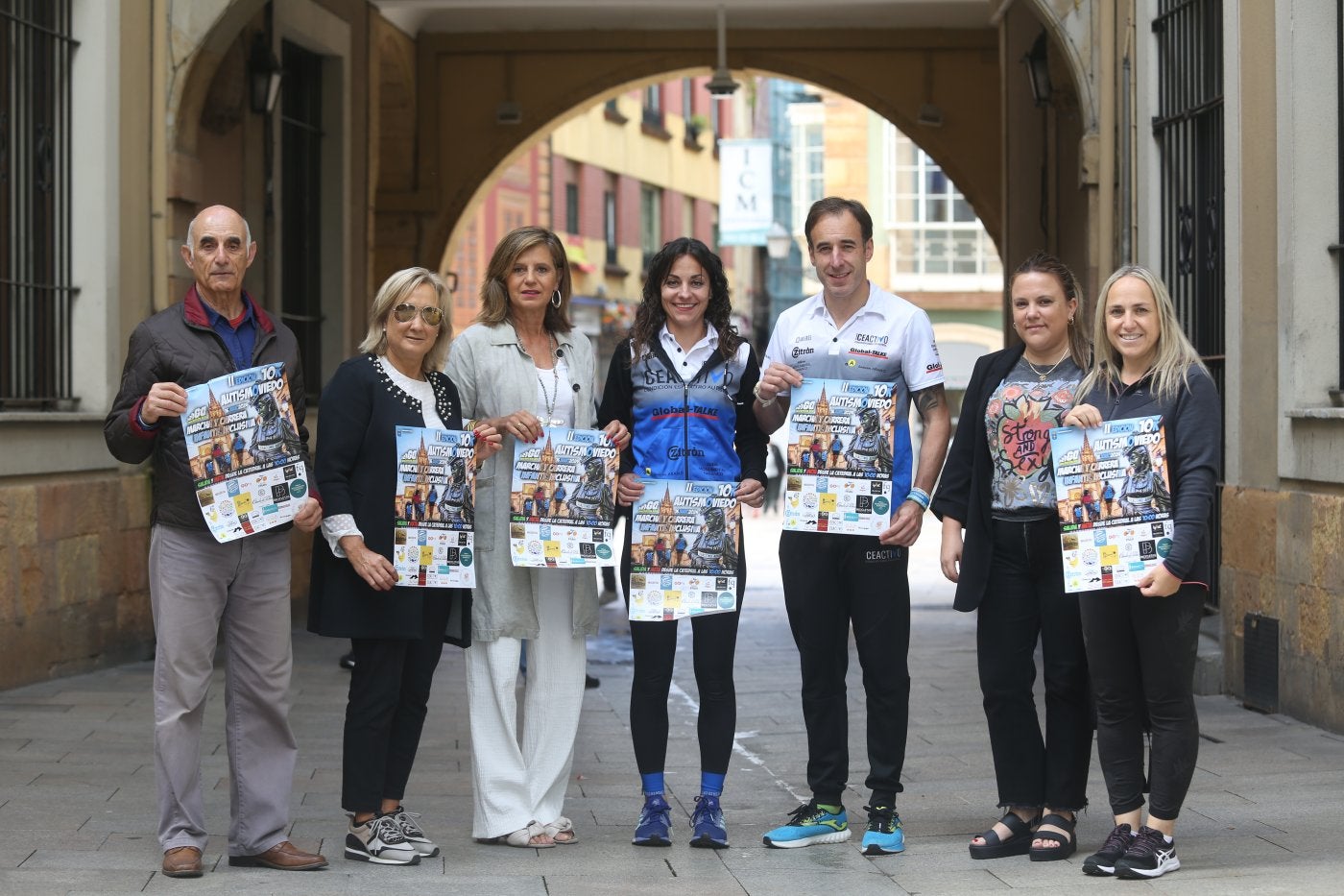 Carlos García, Pilar Menéndez, Conchita García, Laura Moro, Israel Pazos, Esther Fernández Quirós y Vanesa Cadenas, en la presentación de la carrera.