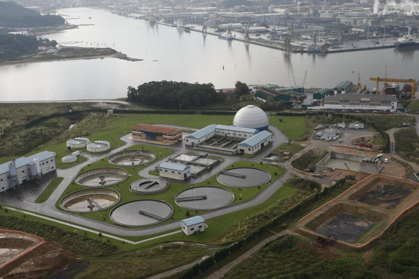 El complejo de la depuradora de Maqua con la ría al fondo.