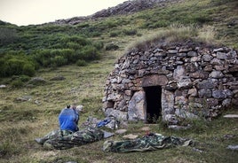 Hacer una ruta interpretada de dificultad moderada y media jornada para, después, hacer vivac en un sitio apartado, disfrutando de la noche en territorio salvaje: en esto consiste el «Vivac dirigido» que ofrecen desde Somiedo Experiencie