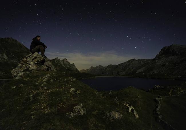 El espectaculo de la noche en Somiedo es una experiencia única e indescriptible. Toda una «terapia» natural, ideal para desconectar de lo mundano y olvidarse de rutinas y problemas