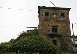 El Palacio de Faes, en la localidad lenense de Carabanzo, con un alto nivel de deterioro.