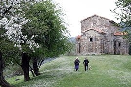 Dos mujeres pasean por los alrededor de Santa Cristina de Lena.