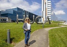 Mónica Sevares, delante del HUCA, donde rememora lo ocurrido hace diez años.