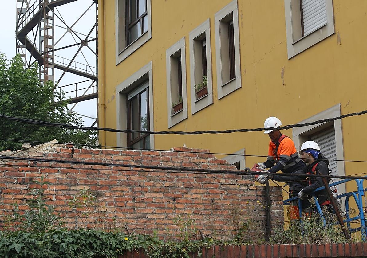 Dos operarios, ayer por la mañana, en la Fábrica de Gas.