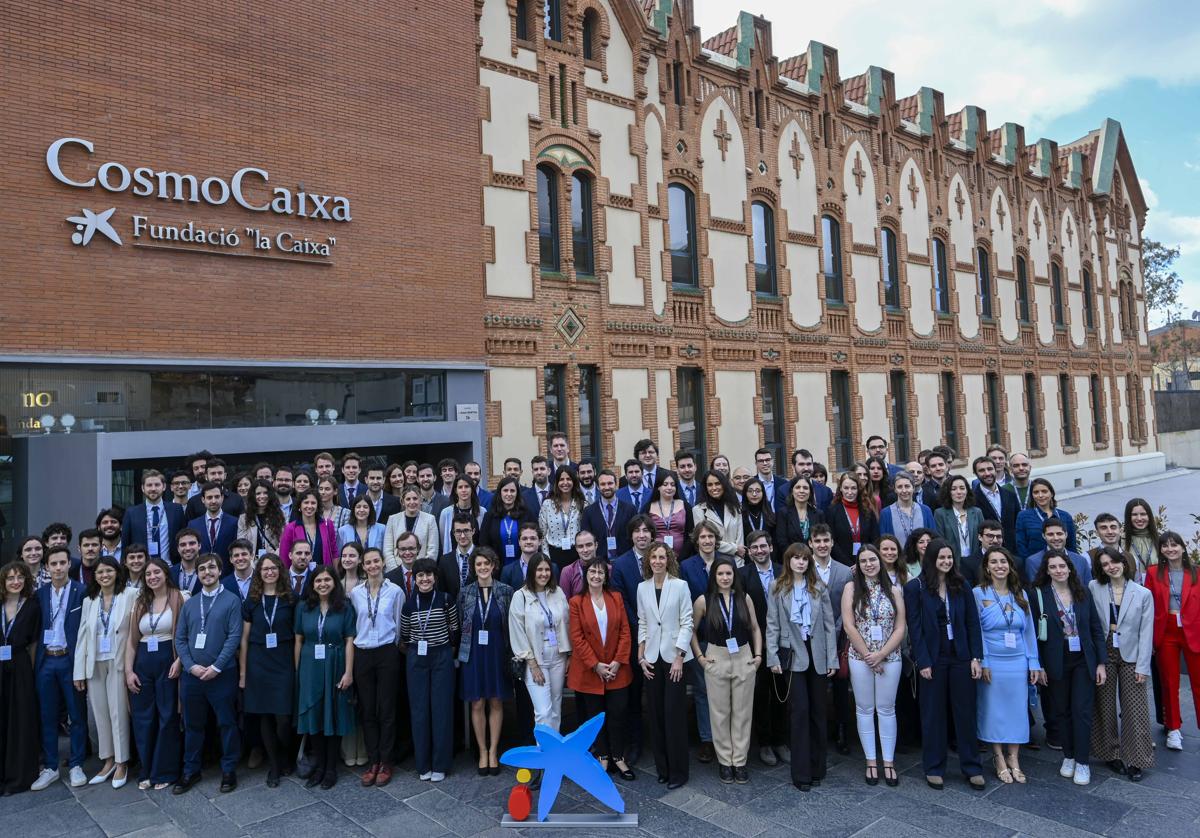 Foto de familia de todos los becados de doctorado y postdoctorado