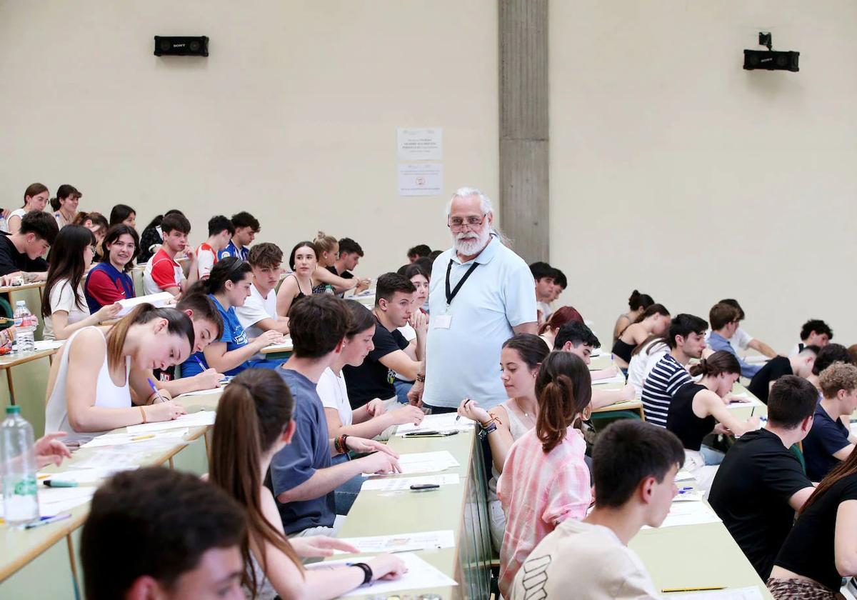 Estudiantes asturianos, en las últimas pruebas de la EBAU, en las instalaciones académicas de Oviedo.