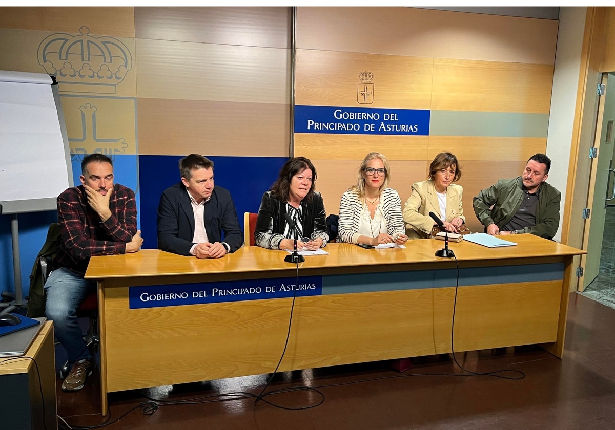 De izquierda a derecha: José Manuel Zapico (CC OO), José Luis Álvarez Almeida (Otea), Judit Flórez (Empleo), Lara Martínez (viceconsejera de Turismo), Adelia García (Inspección de Trabajo) y Javier Fernández Lanero (UGT)