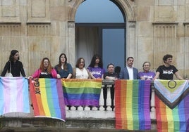 Los grupos de izquierda y la asociación Xega despliegan la bandera LGTBI+ en el Ayuntamiento de Gijón.