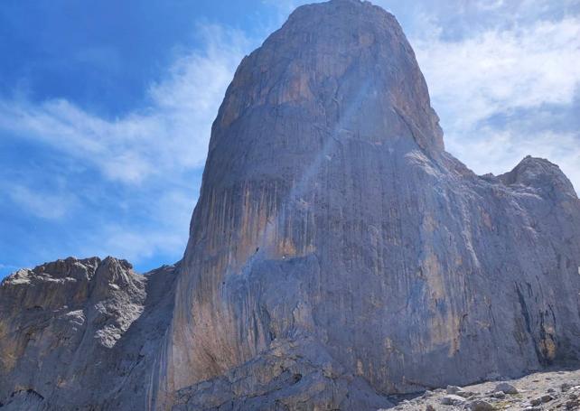 Cara oeste (la más lisa, agreste y complicada) del picu Urriellu desde los alrededores del refugio de la vega de Urriellu