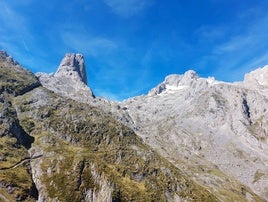 Vistas al Urriellu (bien vigilado por el Neverón y los Albos) desde el collau Valleyu, ya muy cerca de la vega de Urriellu