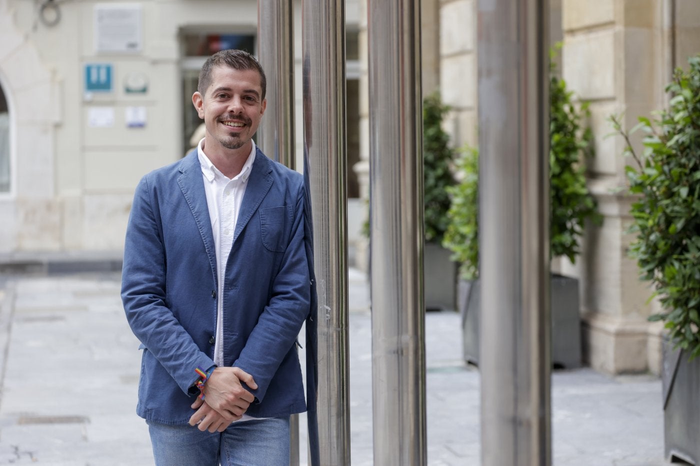 Javier Suárez Llana, en la plaza Mayor, delante del Hotel Asturias.