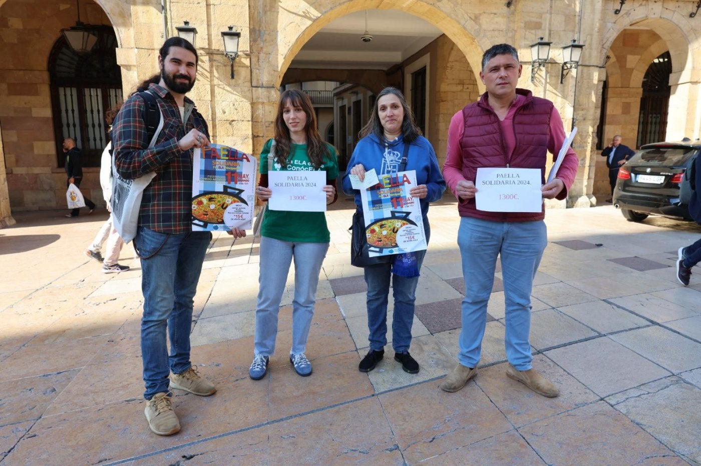 La entrega del cheque con el dinero recaudado durante las fiestas.