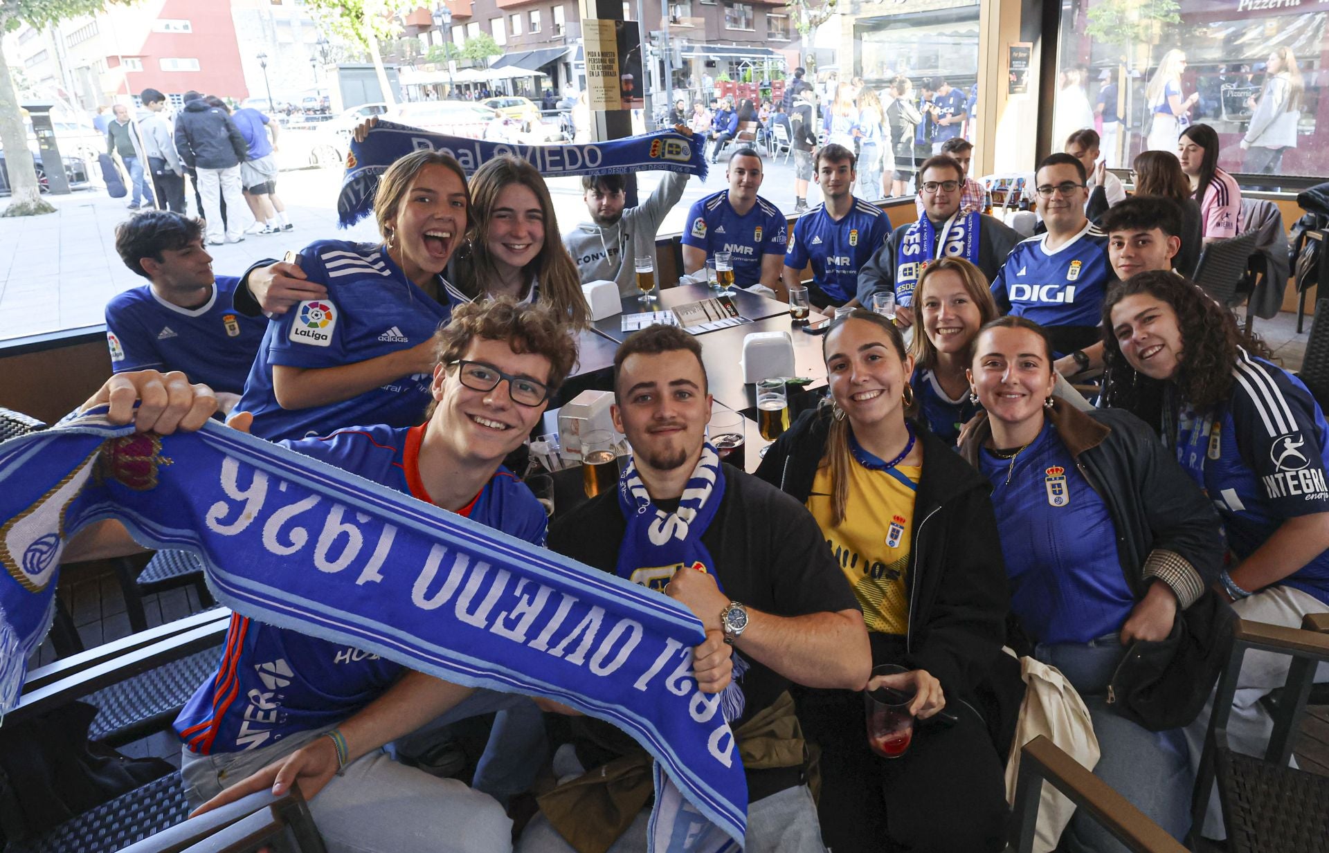 Ambientazo en los bares: así se vivió el partido contra el Eibar en Oviedo