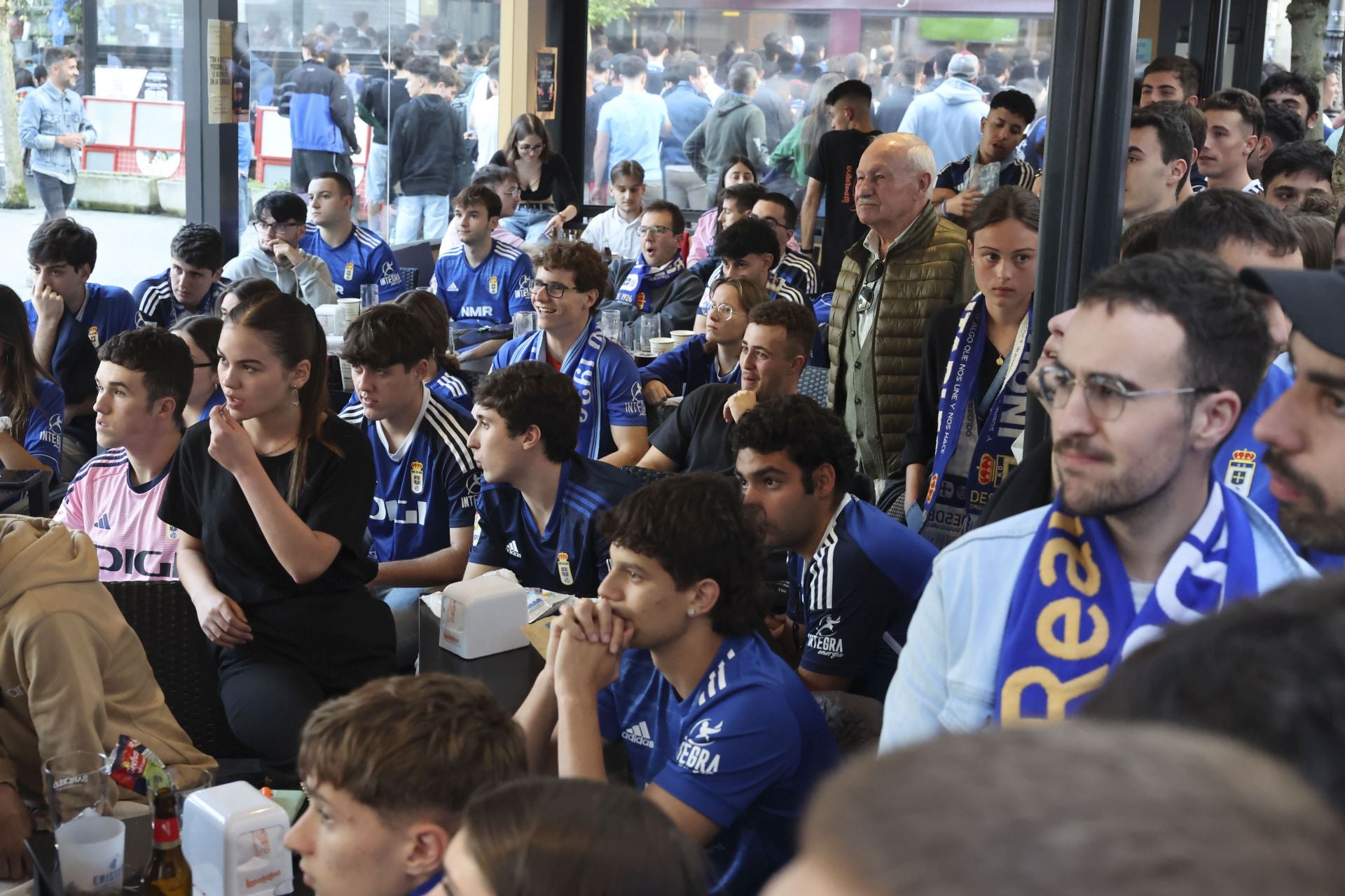 Ambientazo en los bares: así se vivió el partido contra el Eibar en Oviedo