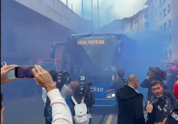 Bengalas y un gran manto azul: así fue el espectacular recibimiento al Real Oviedo en Ipurua