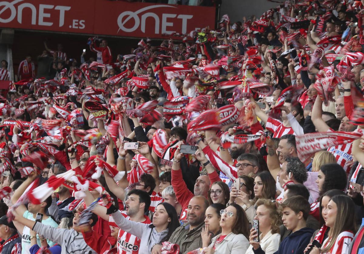 La afición del Sporting, en el partido de ida del 'play off' contra el Espnayol en El Molinón.