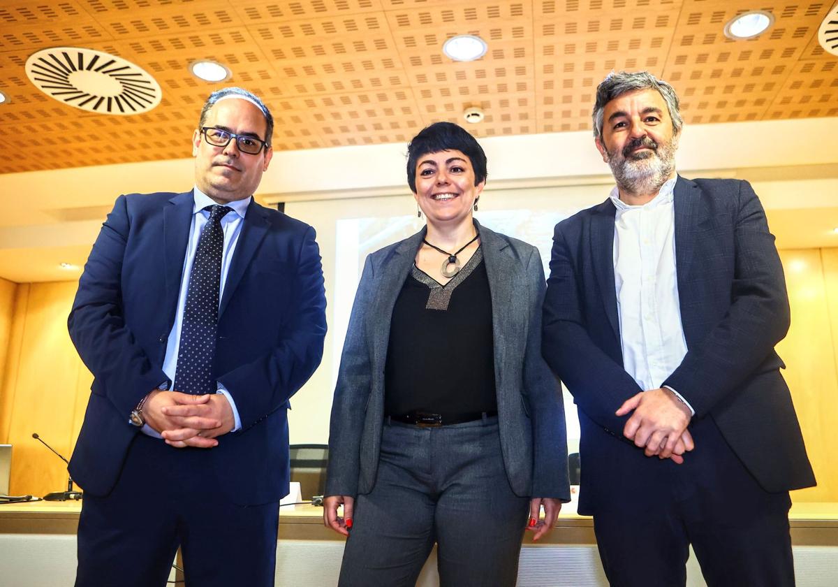 El comisionado para Corredor Atlántico, José Antonio Sebastián, junto a la secretaria general de Transporte Terrestre del ministerio, Marta Serrano y el consejero de Fomento, Alejandro Calvo.