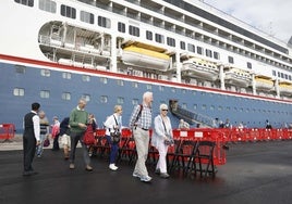 Los cruceristas del 'Bolette' desembarcaron a primera hora de este miércoles en El Musel.