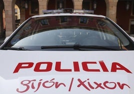 Un coche de la Policía Local de Gijón.