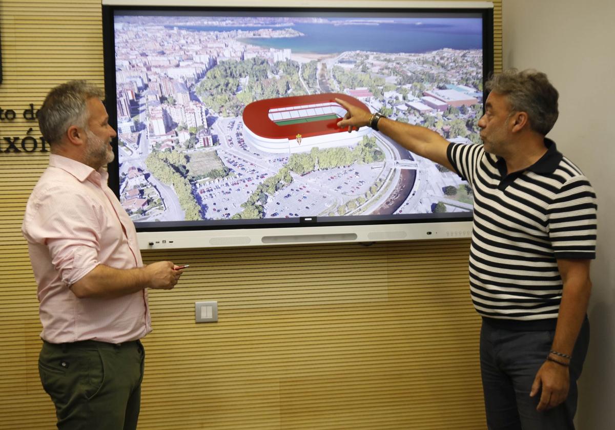 Los concejales socialistas Jacobo López y José Ramón Tuero, esta mañana, en el Ayuntamiento, con una infografía de su propuesta de ampliación de El Molinón para El Mundial