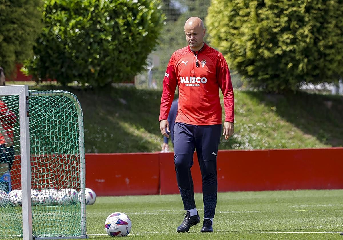 Miguel Ángel Ramírez, durante la sesión de entrenamiento del Sporting en Mareo este miércoles.