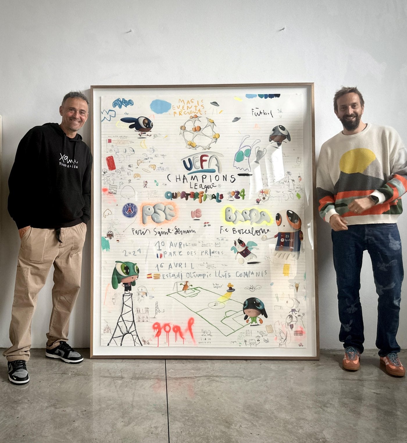 Luis Enrique y Edgar Plans, en Gijón, con el cartel del artista para el Paris Saint Germain.