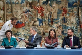 Ana Isabel Fernández, los Reyes y el presidente del Principado, Adrián Barbón, al comienzo del acto.