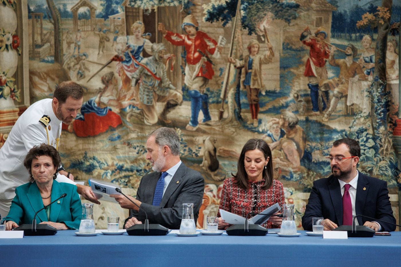 Ana Isabel Fernández, los Reyes y el presidente del Principado, Adrián Barbón, al comienzo del acto.