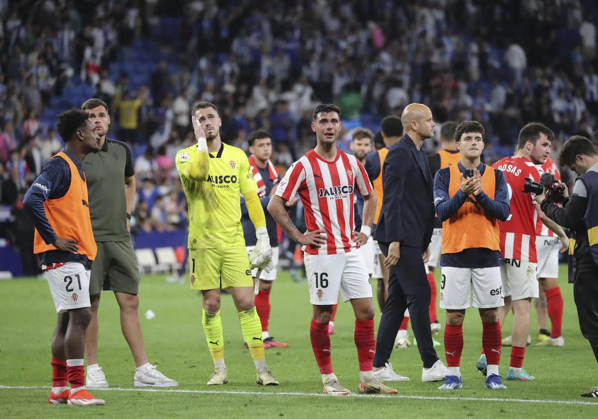 Los jugadores del Sporting se lamentan tras quedar eliminados.