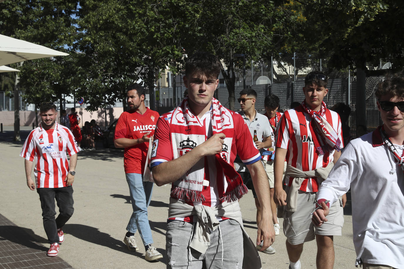 La grada rojiblanca se traslada a Cornellá: los ánimos de la afición del Sporting