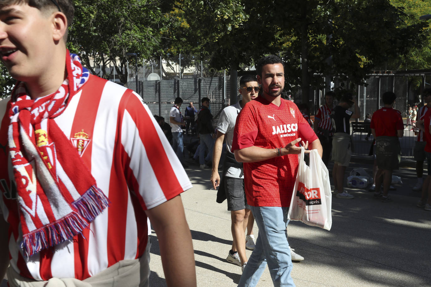 La grada rojiblanca se traslada a Cornellá: los ánimos de la afición del Sporting