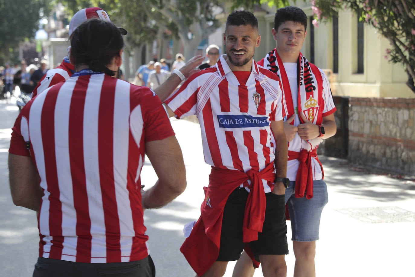 La grada rojiblanca se traslada a Cornellá: los ánimos de la afición del Sporting