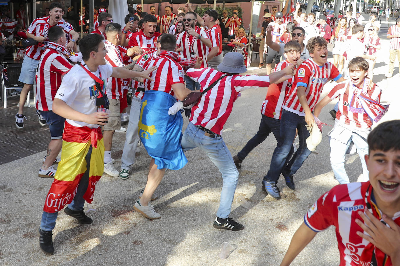 La grada rojiblanca se traslada a Cornellá: los ánimos de la afición del Sporting