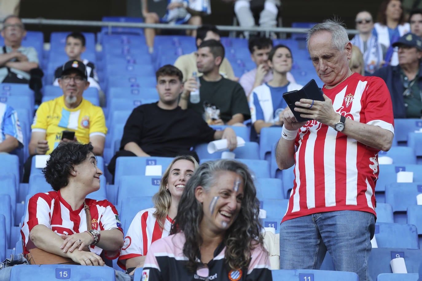 La grada rojiblanca se traslada a Cornellá: los ánimos de la afición del Sporting