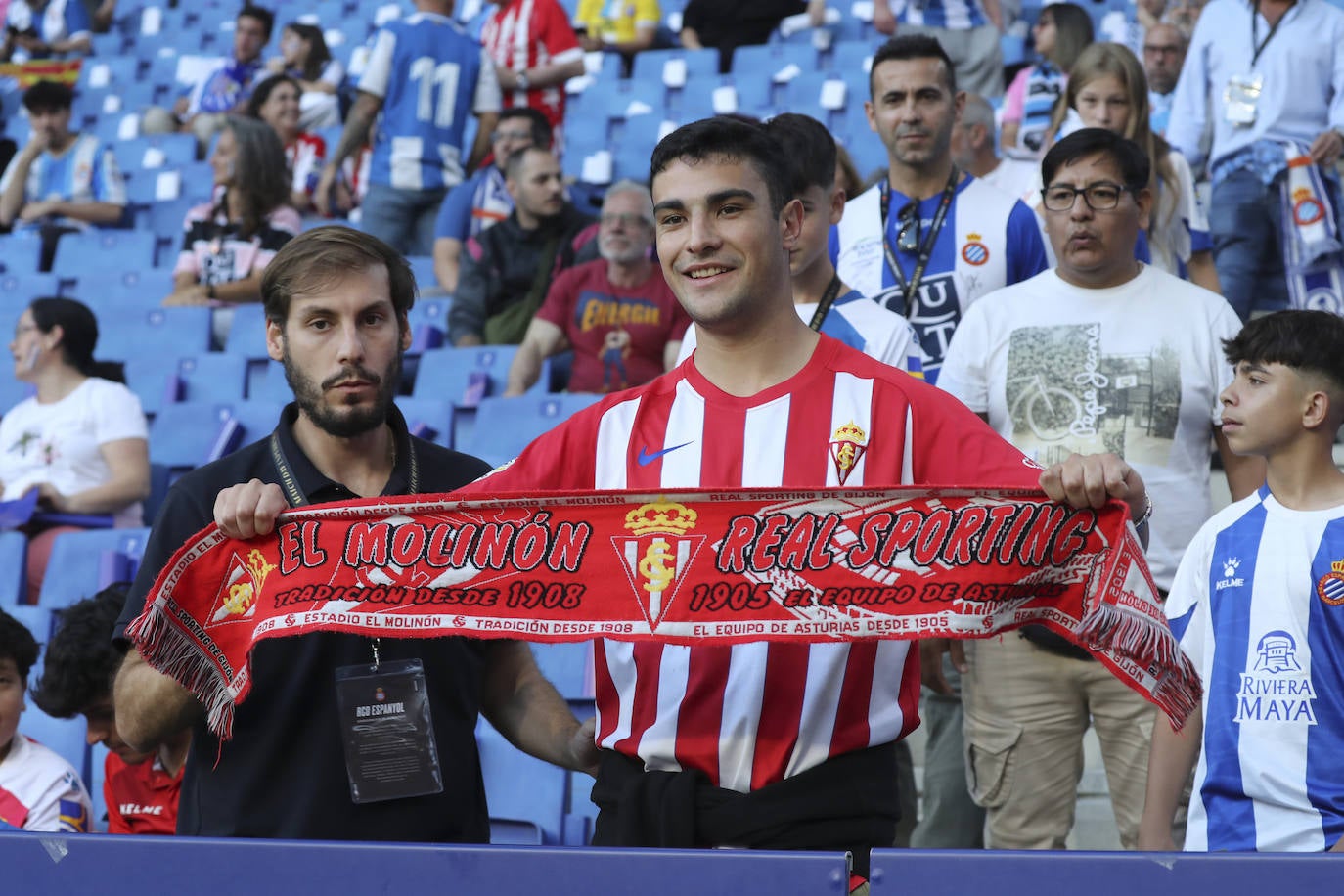 La grada rojiblanca se traslada a Cornellá: los ánimos de la afición del Sporting