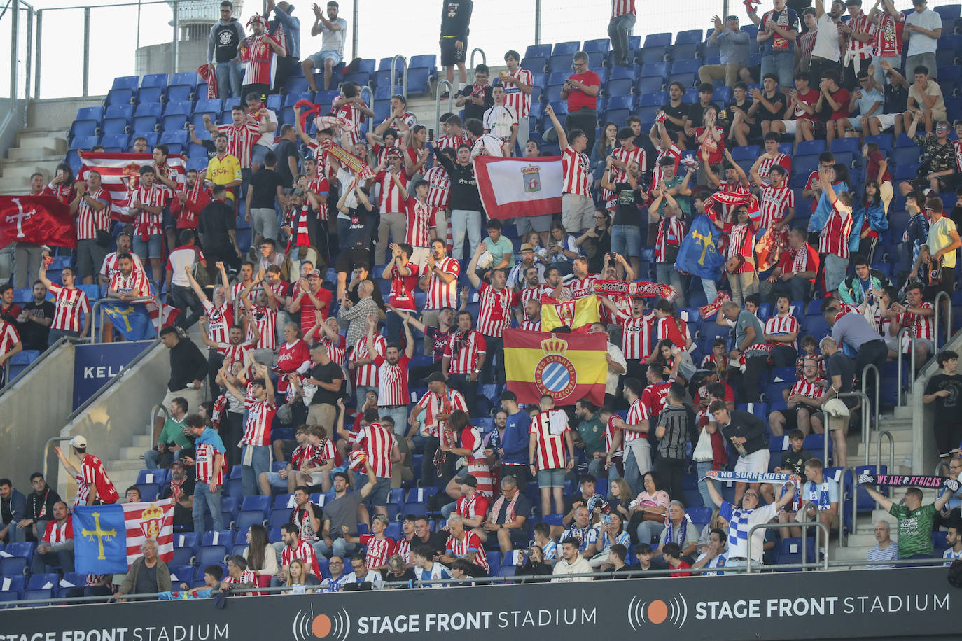 La grada rojiblanca se traslada a Cornellá: los ánimos de la afición del Sporting