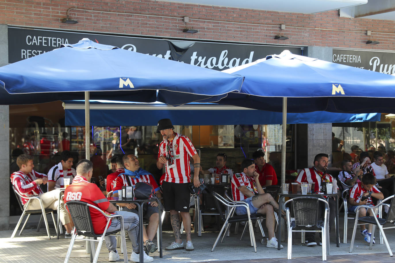 La grada rojiblanca se traslada a Cornellá: los ánimos de la afición del Sporting